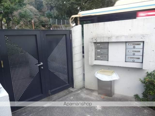ロイヤルメゾン甲東園IVの玄関写真