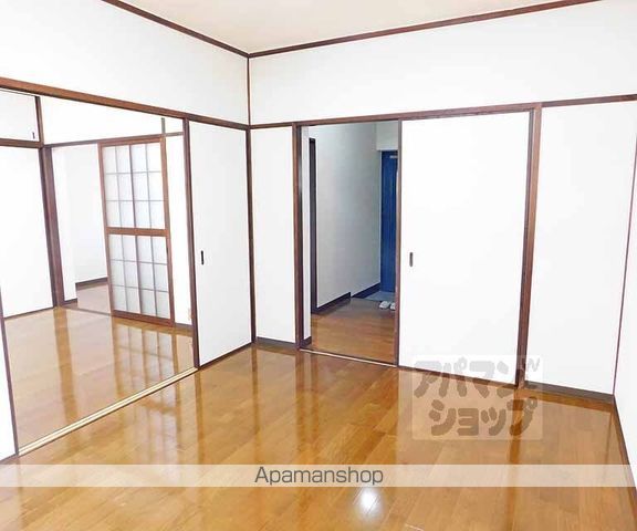 野色マンションの内装写真