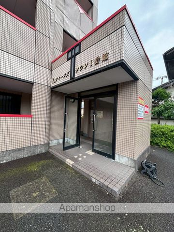 クイーンズタウンI番館の玄関写真