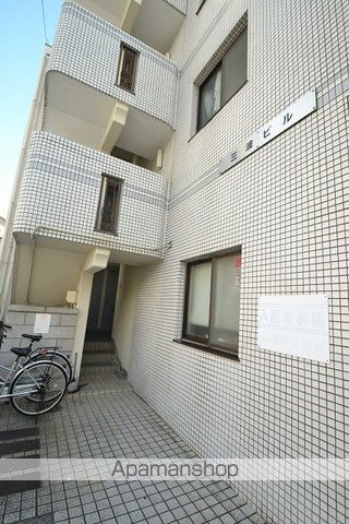 三波ビルの玄関写真