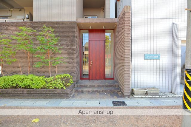 アクシス参番館の玄関写真