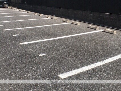 レオパレスＷｉｎｇ日野[1K/23.61m2]の駐車場