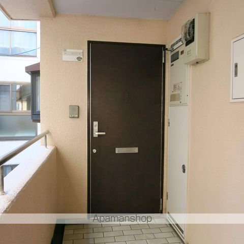 センチュリーKIビルの玄関写真