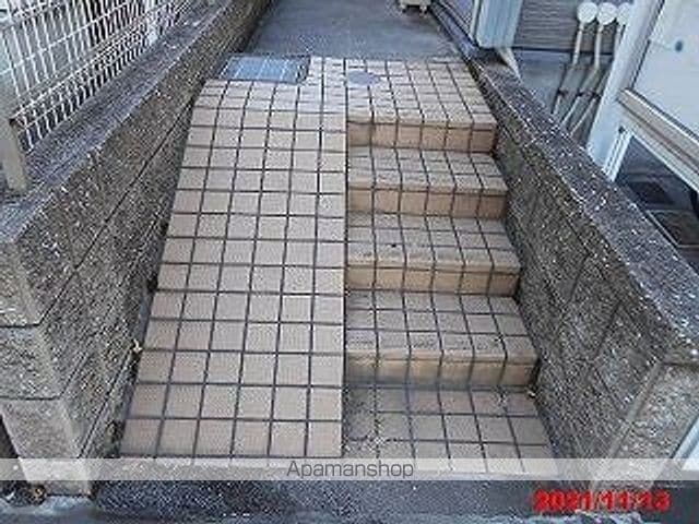 レオパレスプラド岩塚の玄関写真
