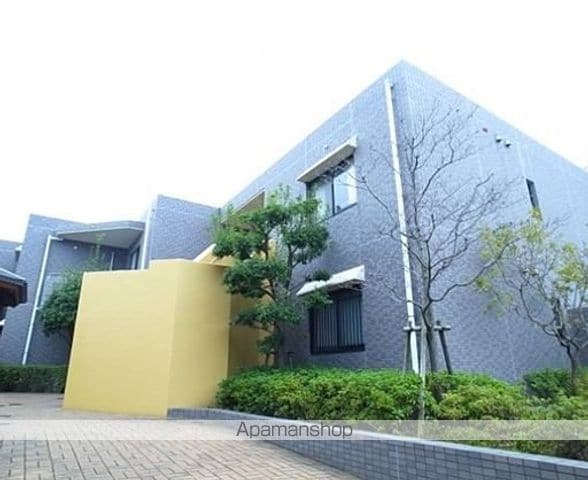 カルシア小戸B棟の玄関写真