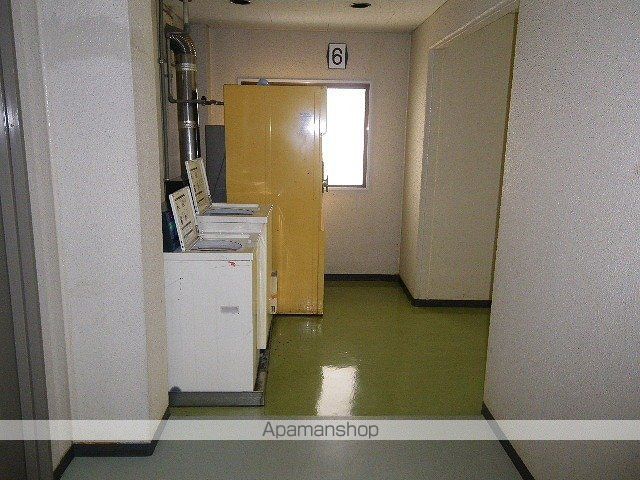 イーストビルの玄関写真
