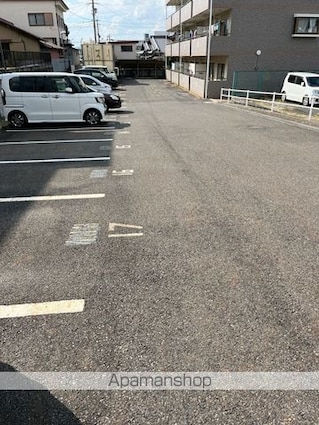 ヴィラアンドゥミル[3DK/56.1m2]の駐車場