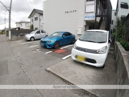アローハイツ[1K/28.12m2]の駐車場