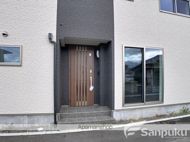 松山市 2階建 築4年の玄関写真