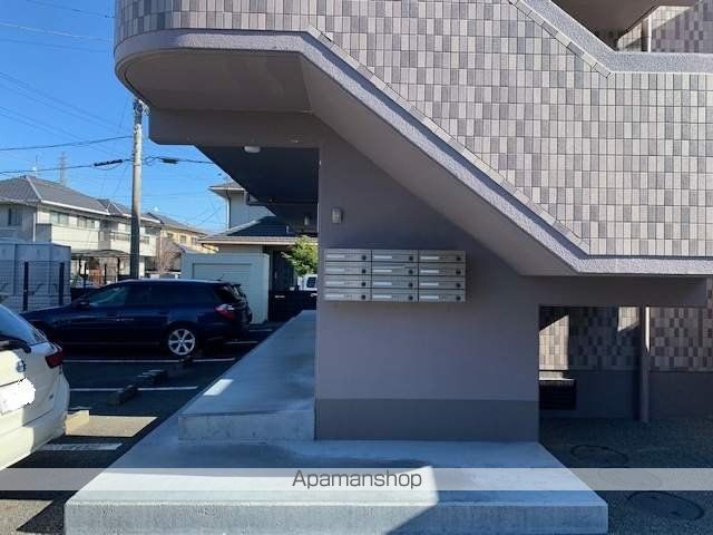 鈴信マンションの玄関写真