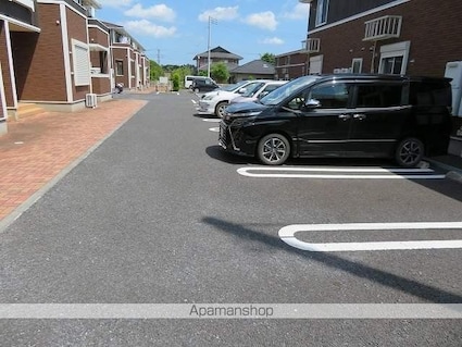 千葉県富里市御料[1LDK/45.77m2]の駐車場1