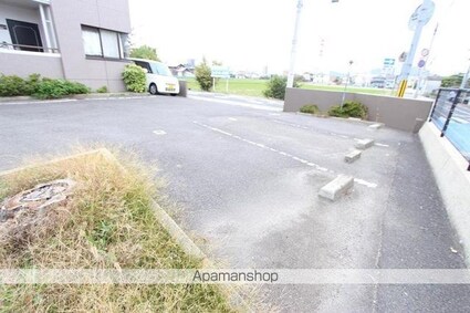 サン・セイント・リヴィア[2LDK/68m2]の駐車場