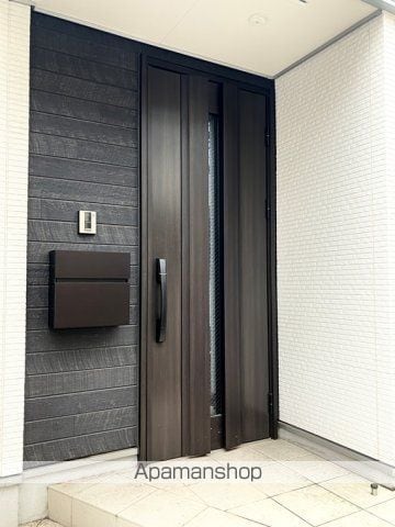 東京都大江戸線 牛込柳町駅 徒歩5分 3階建 築6年の玄関写真