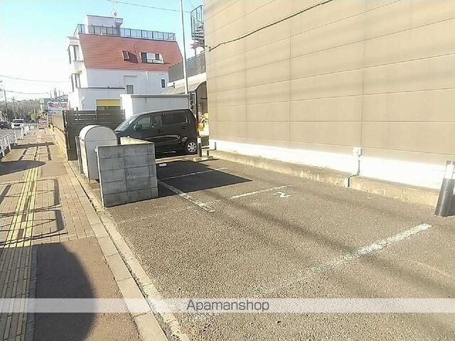 レオパレスファンタジスタ[1K/19.87m2]の駐車場1