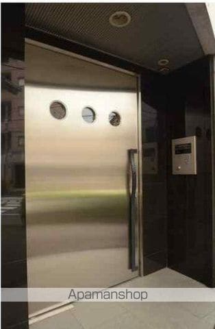 WIN駒場の玄関写真