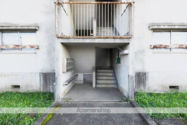 ビレッジハウス総和2号棟の玄関写真