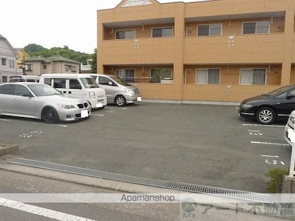 オレンジクレスト[2LDK/51.66m2]の駐車場