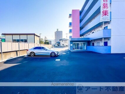 αプレミアム松末[1K/26.5m2]の駐車場1