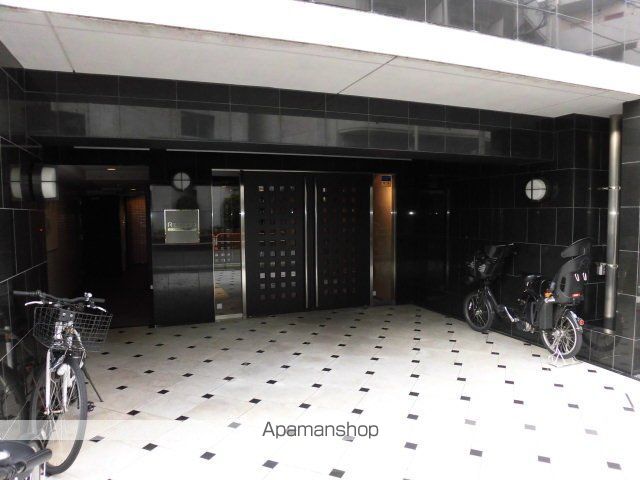レジディア三軒茶屋IIの玄関写真