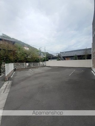 ルピエ紀三井寺[1K/27.18m2]の駐車場1