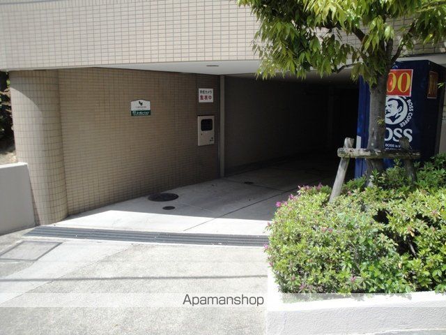 ロイヤルメゾン甲陽園IIの玄関写真