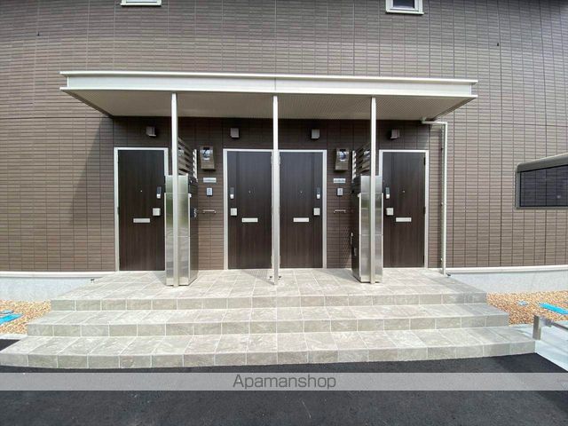 米子市 2階建 築4年の玄関写真