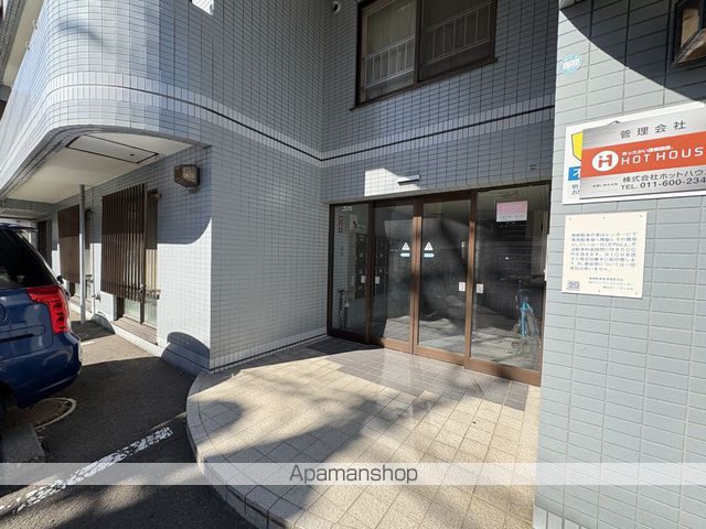 ウエスト12の玄関写真