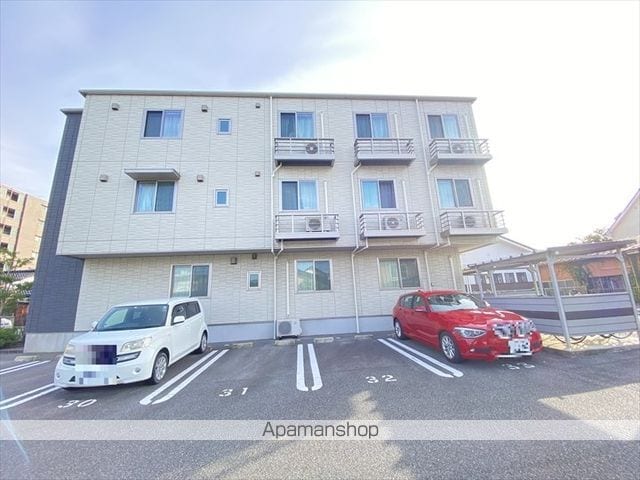 ＪＲ山陰本線 米子駅 バス乗車時間：13分 最寄りバス停で下車 徒歩1分 3階建 築11年の外観写真