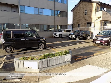 ヨコタビル．リアル[1K/30.71m2]の駐車場