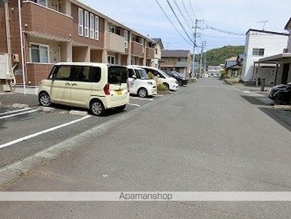 ラグジュアリー・コート[2LDK/57.63m2]の駐車場1