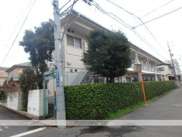 小さな庭の玄関写真