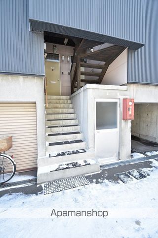 鈴真ハイツA棟の玄関写真