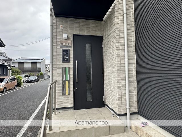 セントラル更生の玄関写真