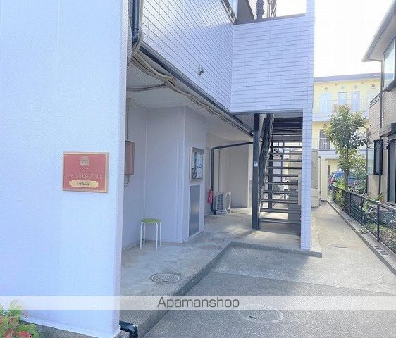 レオパレスシャルマンの玄関写真