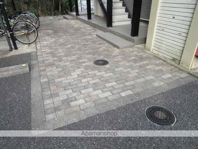 レオパレスネスト鳶尾の玄関写真