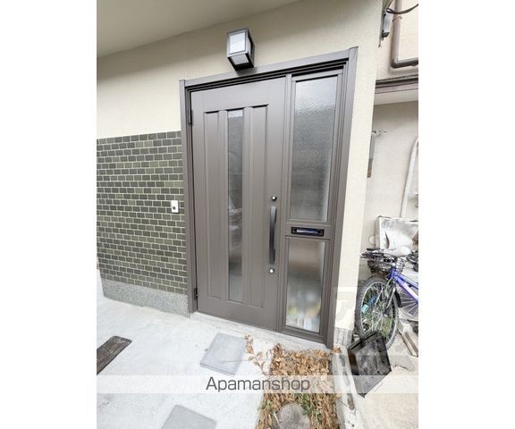 羽束師鴨川町350ー6テラスハウスの玄関写真