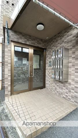 アークヒルズ西古松の玄関写真