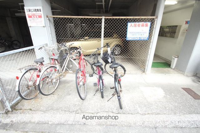 三原ビルの玄関写真