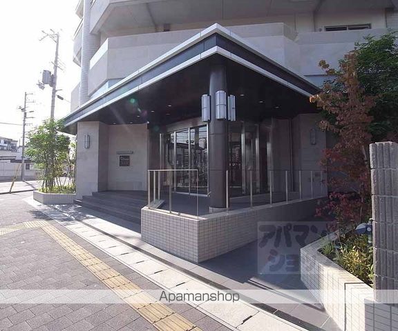 プレサンスロジェ太秦天神川駅前の玄関写真