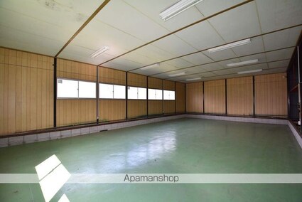 多治比貸店舗[1R/110m2]のリビング・居間1