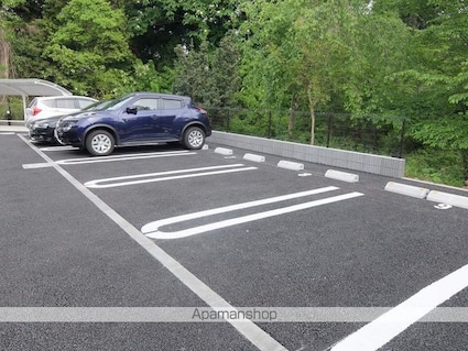 ミニョン・ポム[2LDK/57.93m2]の駐車場1