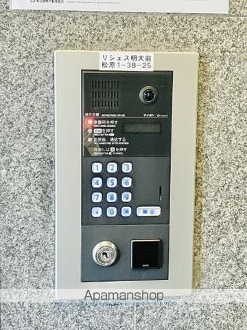 リシェス明大前の玄関写真
