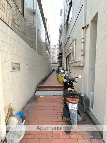 西八平沼ビルの玄関写真