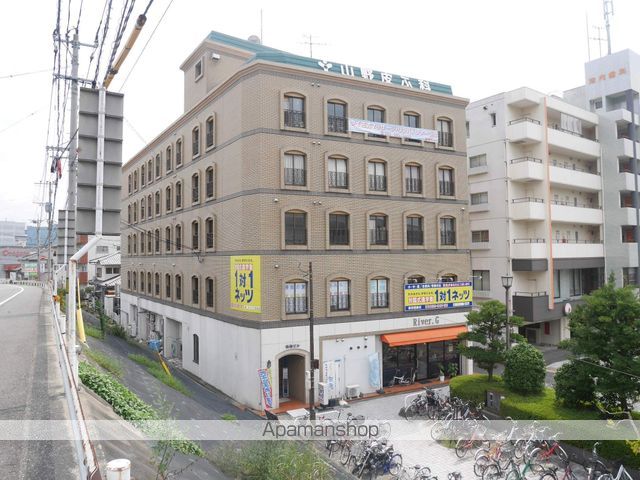 西都ビルの玄関写真