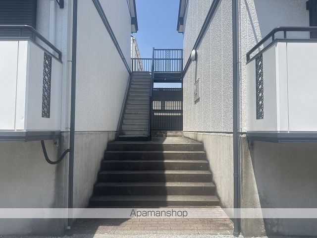 KANADA B棟の玄関写真