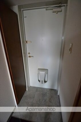 家納喜本川館[1R/28.81m2]の玄関
