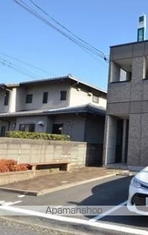 WEST SIDE COURTの玄関写真