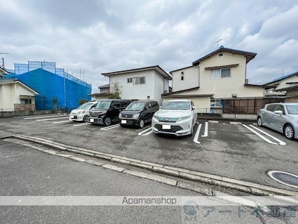 ル　プランタン[2DK/45.89m2]の駐車場1