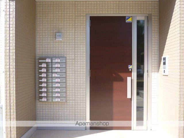 クリア トゥレスBC B棟の玄関写真