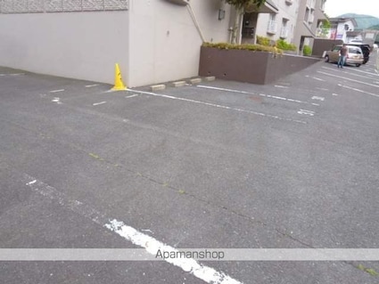 コンステラベガ若葉台[2LDK/52m2]の駐車場